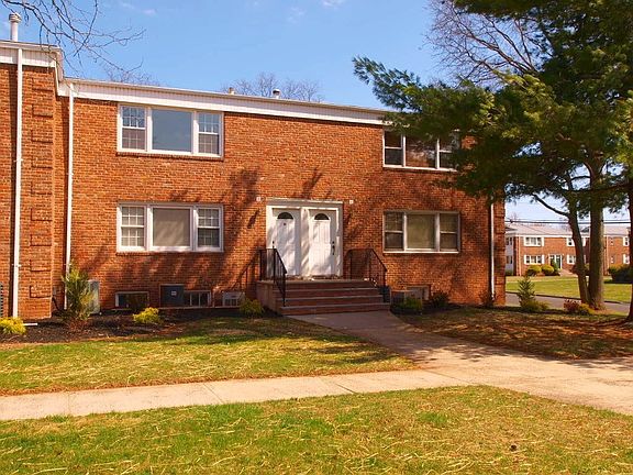 3rd image of 5 Stanford Dr APT 2B