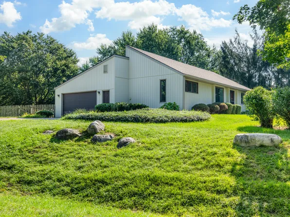5027 E Bluffview Dr, Berrien Springs, MI 49103