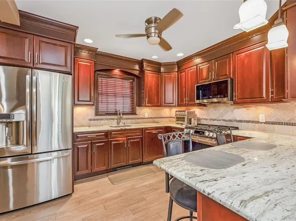 921 N 5th Street, New Hyde Park, NY 11040