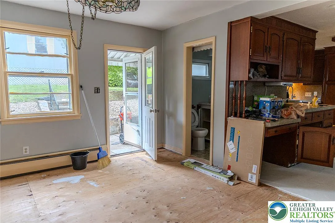 3 bed, 1.5 bath, 1494 sqft, $1,900 — Photo 4