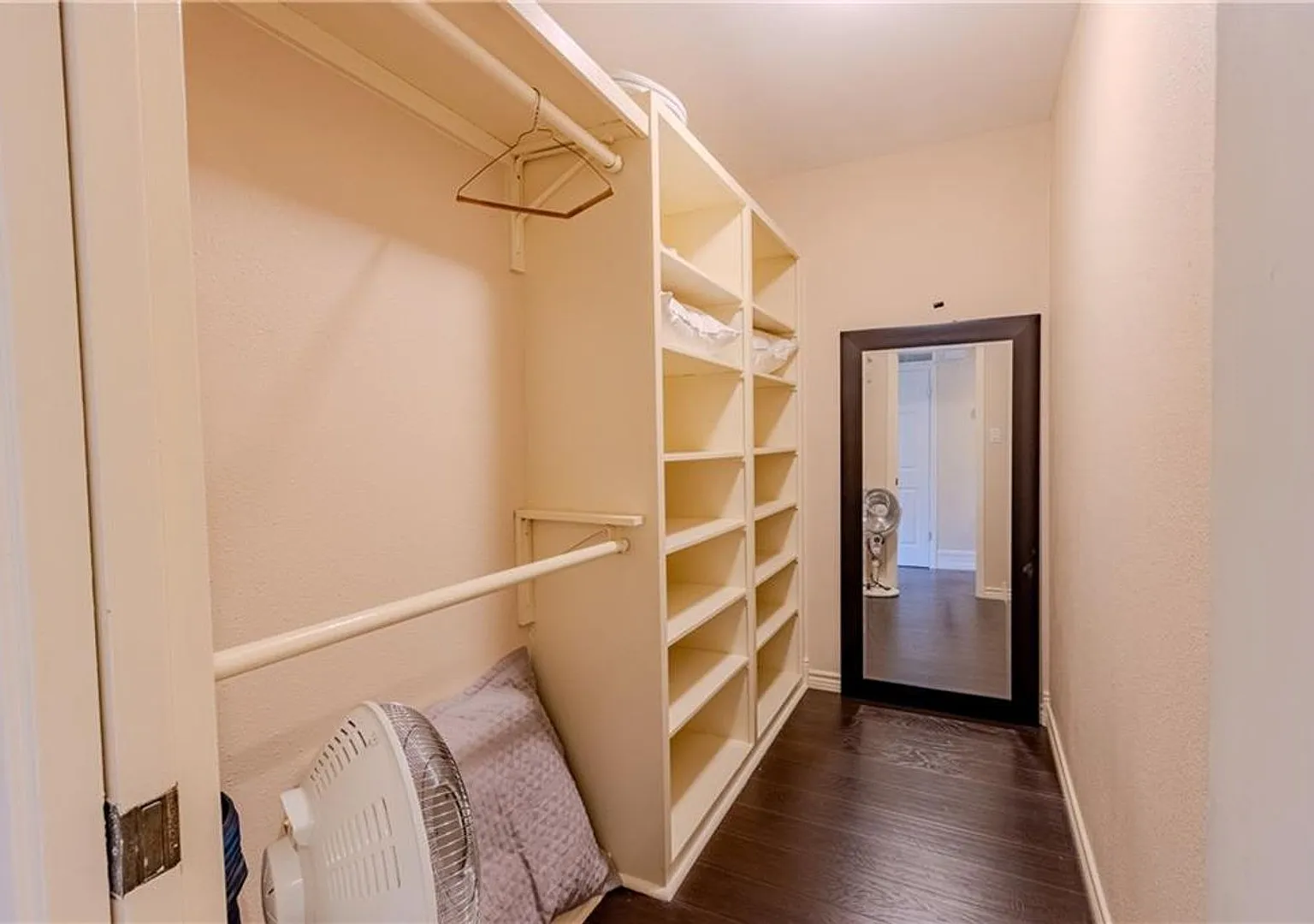 Beautifully renovated courtyard townhome in the heart of Corpus Christi — Photo 4