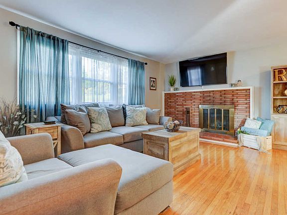 3rd image of 4424 Silverhill Dr