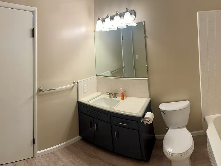 1416 S Church Ave — Photo 5
