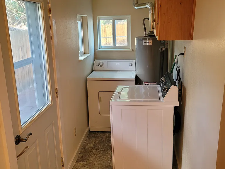 325 W 2nd St — Photo 8