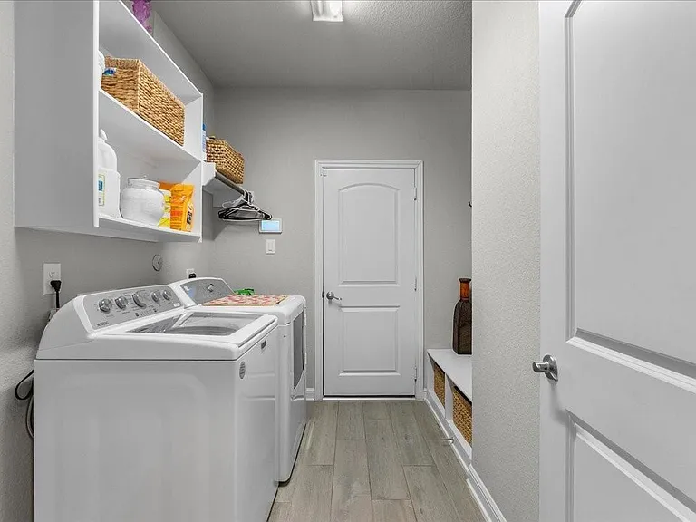 2417 Lake Mist Dr — Photo 43
