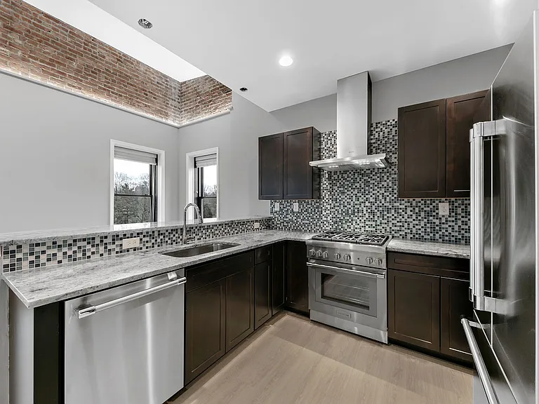 560 Madison Ave — Photo 3