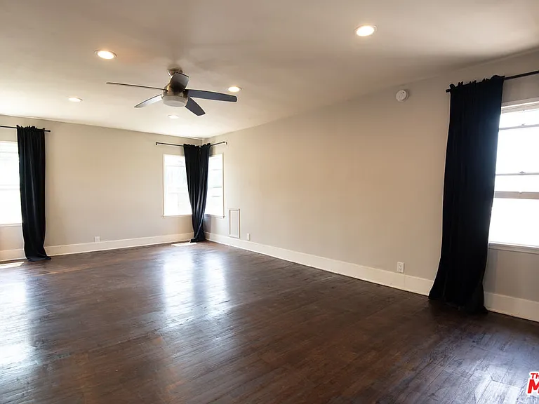 2142 S Victoria Ave — Photo 29
