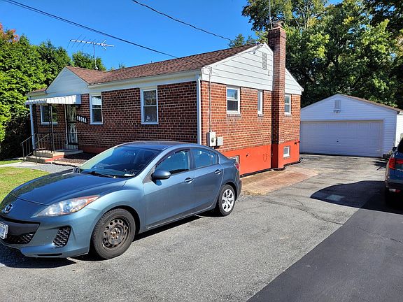 Driveway, 3 cars can park
