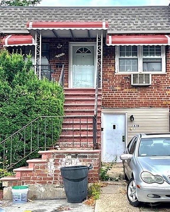 1st image of 743 E 102nd St