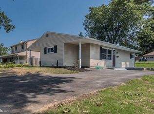 190 Goldenridge Dr, Levittown, PA 19057