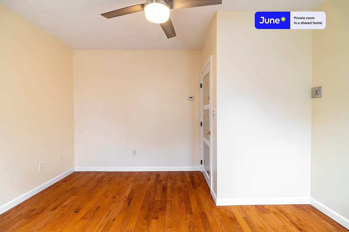 Queen bedroom in 3 bed/2 bath home in East Boston #1849 B — Photo 2
