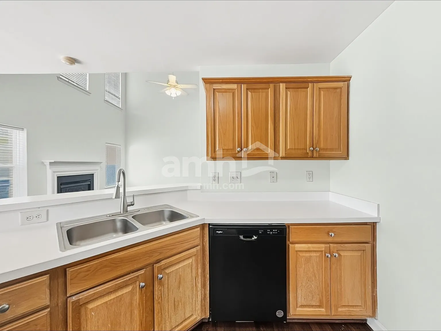 3 bed, 2.5 bath, 1666 sqft, $2,120 — Photo 3