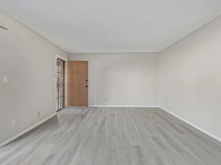 11002 N 15th Ave #4 — Photo 7