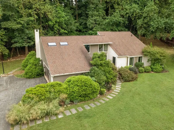 920 Saint Andrews Dr, Malvern, PA 19355