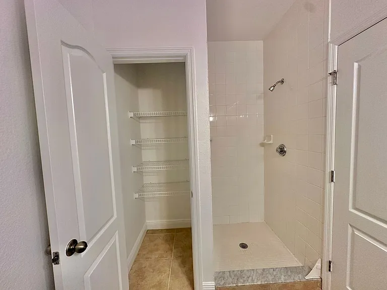 2926 SW 35th Pl #6 — Photo 10