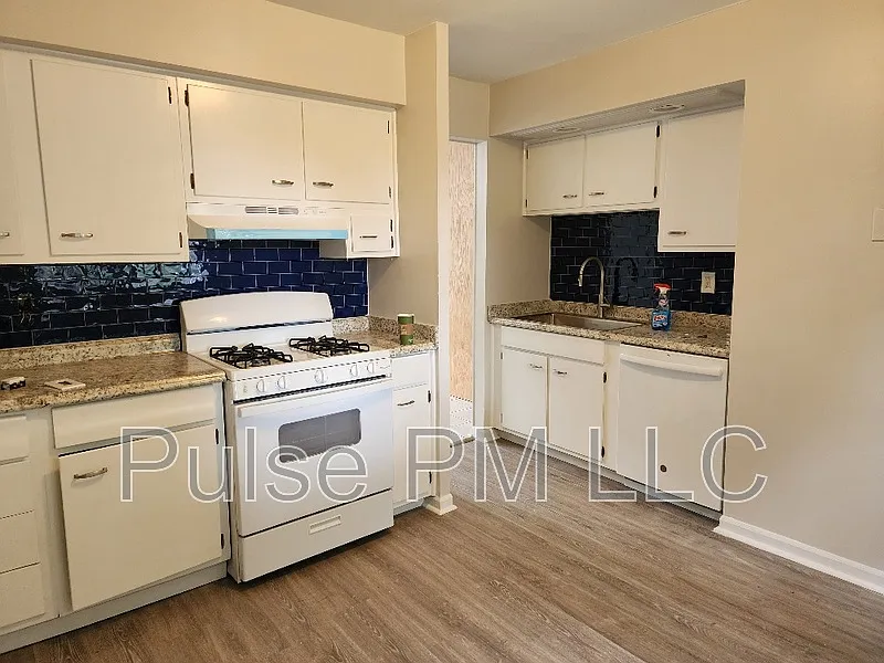 4 bed, 1.5 bath, 1800 sqft, $2,000 — Photo 4