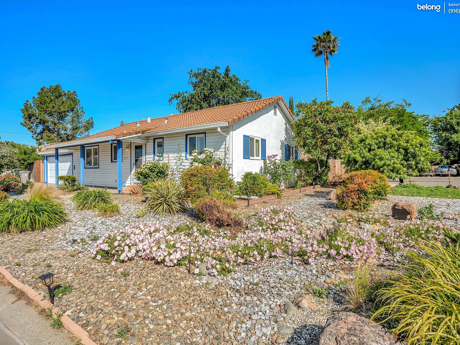 3 bed, 1.0 bath, 988 sqft, $2,400 — Photo 1