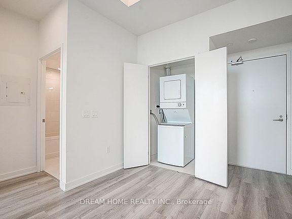 5th image of 238 Simcoe St #3901