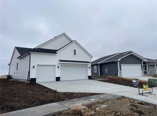 2933 Primrose Ln, Pella, IA 50219