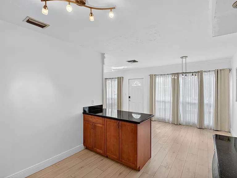 1606 NE 15th Ave — Photo 8