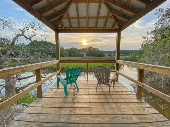 2 Faulkner Dr, Mount Pleasant, SC 29466