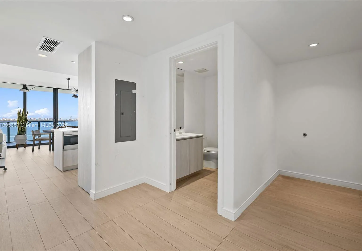 3 bed, 3.5 bath, 1634 sqft, $11,000 — Photo 4