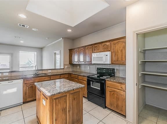 4th image of 1017 Vista View Dr