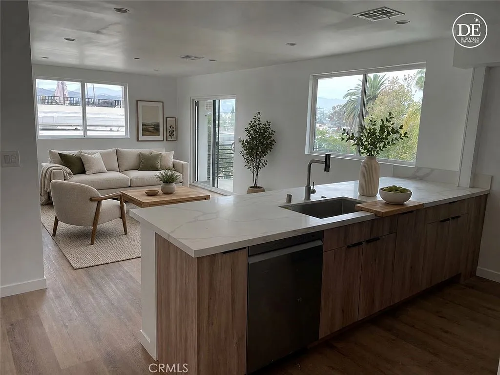 4 bed, 1571 sqft, $4,426 — Photo 2