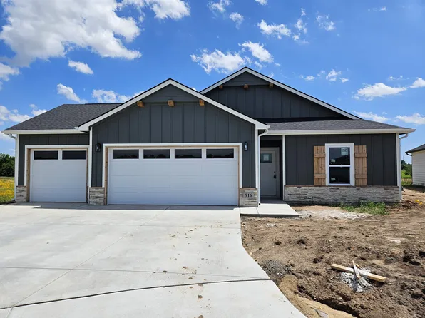916 N Forestview Ct, Wichita, KS 67235