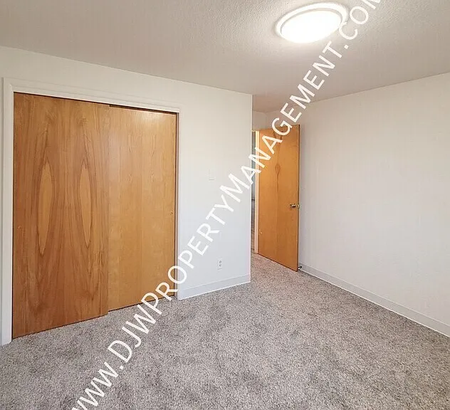 211 Owyhee Ave — Photo 9