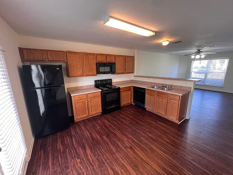 6021 Cullen Dr — Photo 7