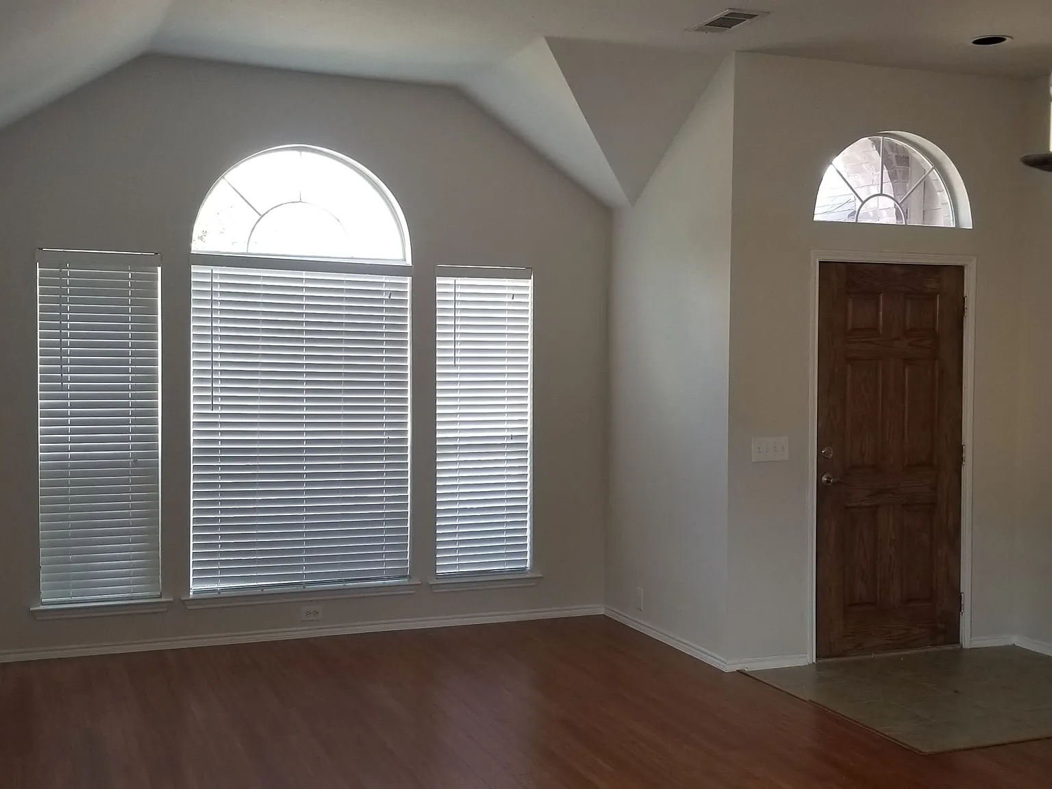 4 bed, 2073 sqft, $2,495 — Photo 2