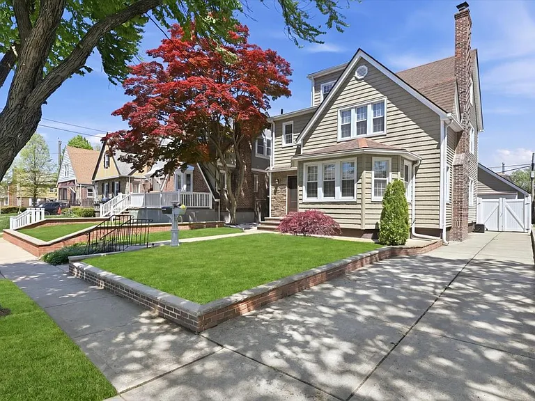 38-11 205th St #SINGLE-FAMIL — Photo 2