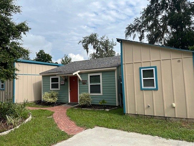 Large, beautiful 3-bedroom, 3-bathroom house in Umatilla, Florida