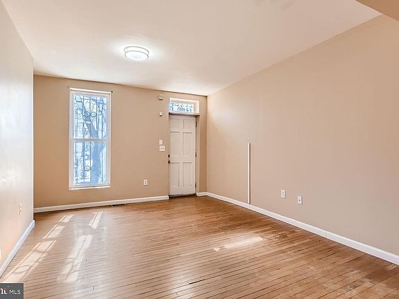 4th image of 1022 W Lombard St