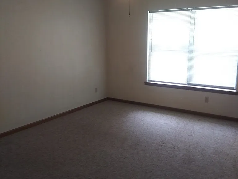 822 Village Dr — Photo 4
