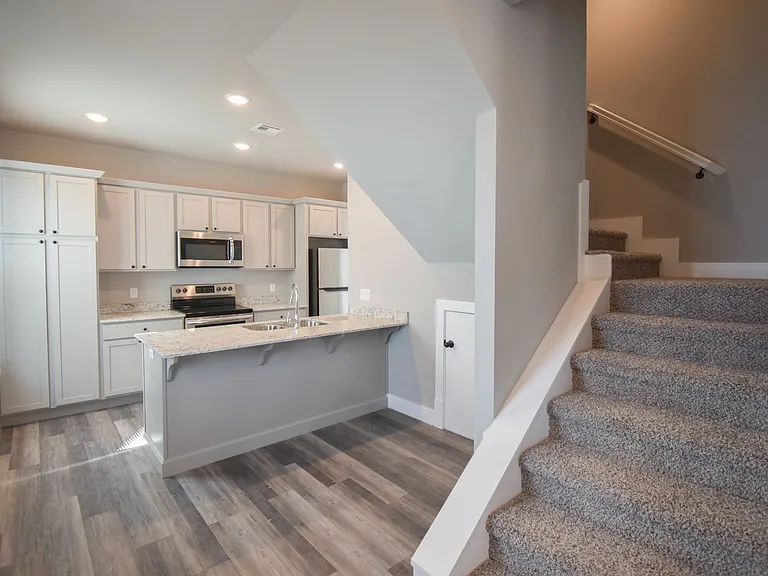 734 S Locust Ave — Photo 5