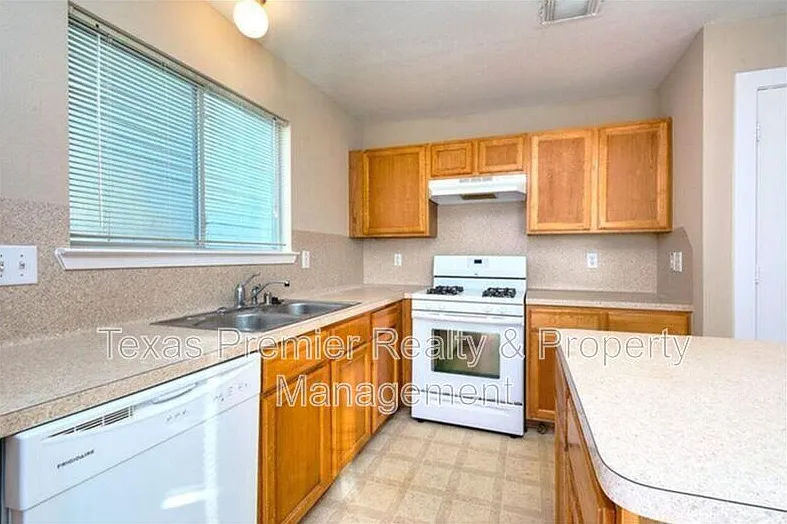 4 bed, 2.5 bath, 1472 sqft, $1,900 — Photo 2