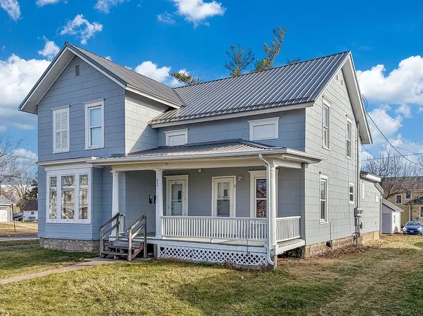 832 East St, Grinnell, IA 50112