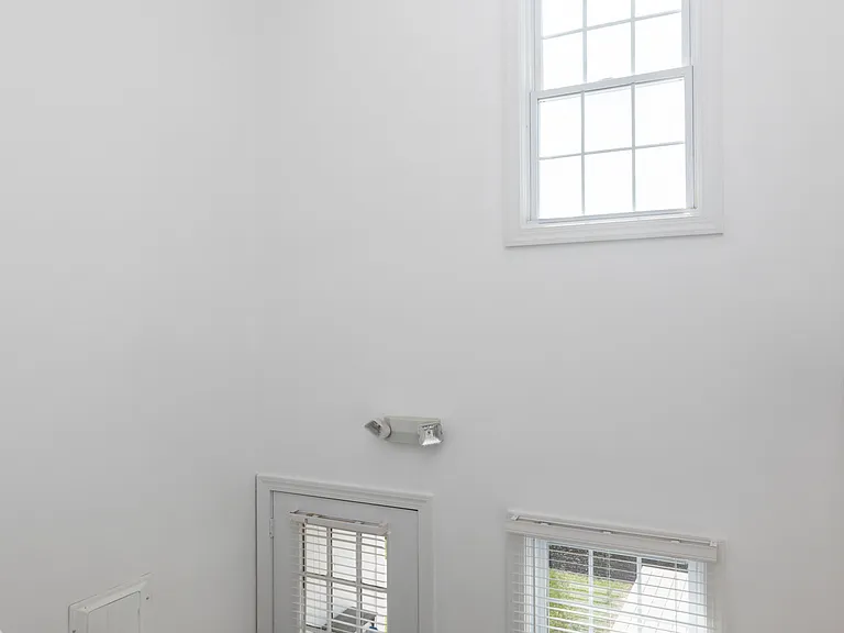 Natural light all around!