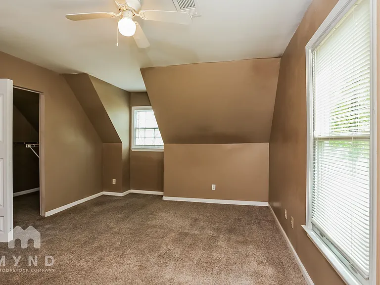 2574 Overlake Dr — Photo 17