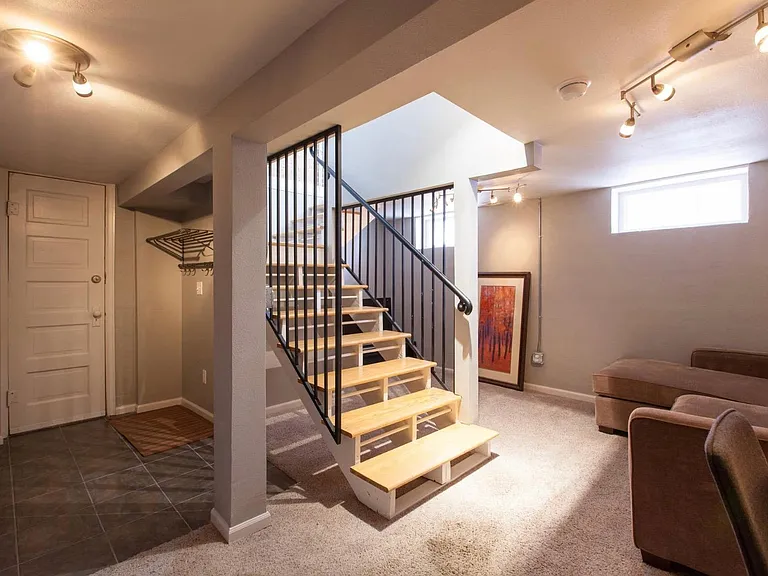 2626 W Argyle Pl — Photo 15