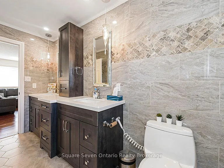 635 Commonwealth Cres — Photo 21