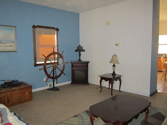 3rd image of 828 Fellsburg Road