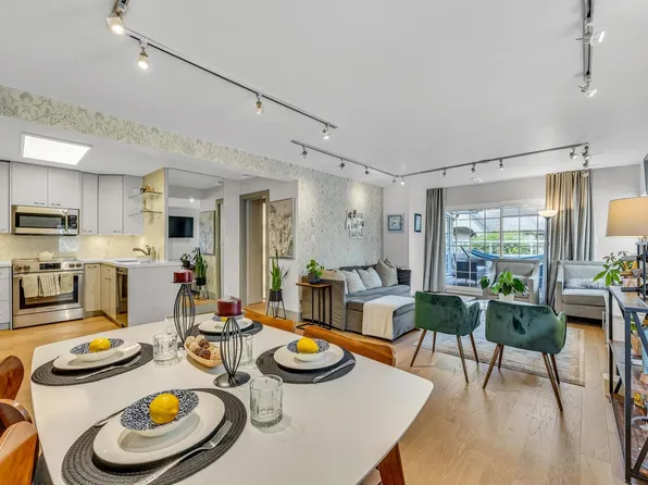 3461 Curle Ave #302, Burnaby, BC V5G 4P4