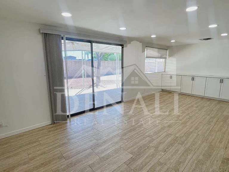 2401 E Meadowbrook Ave — Photo 14