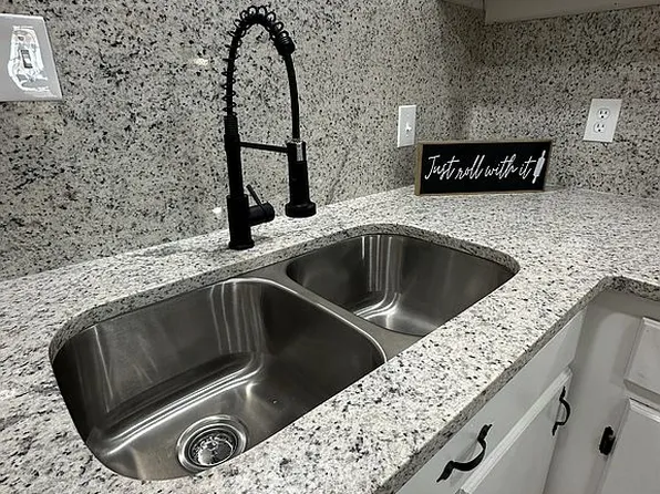 9354 Us Highway 183 N, Cuero, TX 77995