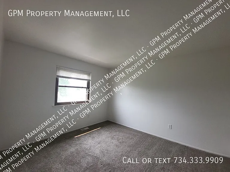20027 Village Green Ct — Photo 10
