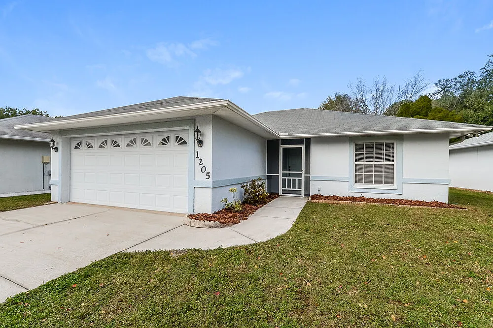 3 bed, 2.0 bath, 1346 sqft, $2,090 — Photo 1
