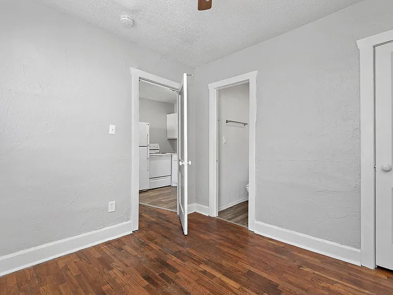 3933 Charlotte St — Photo 40